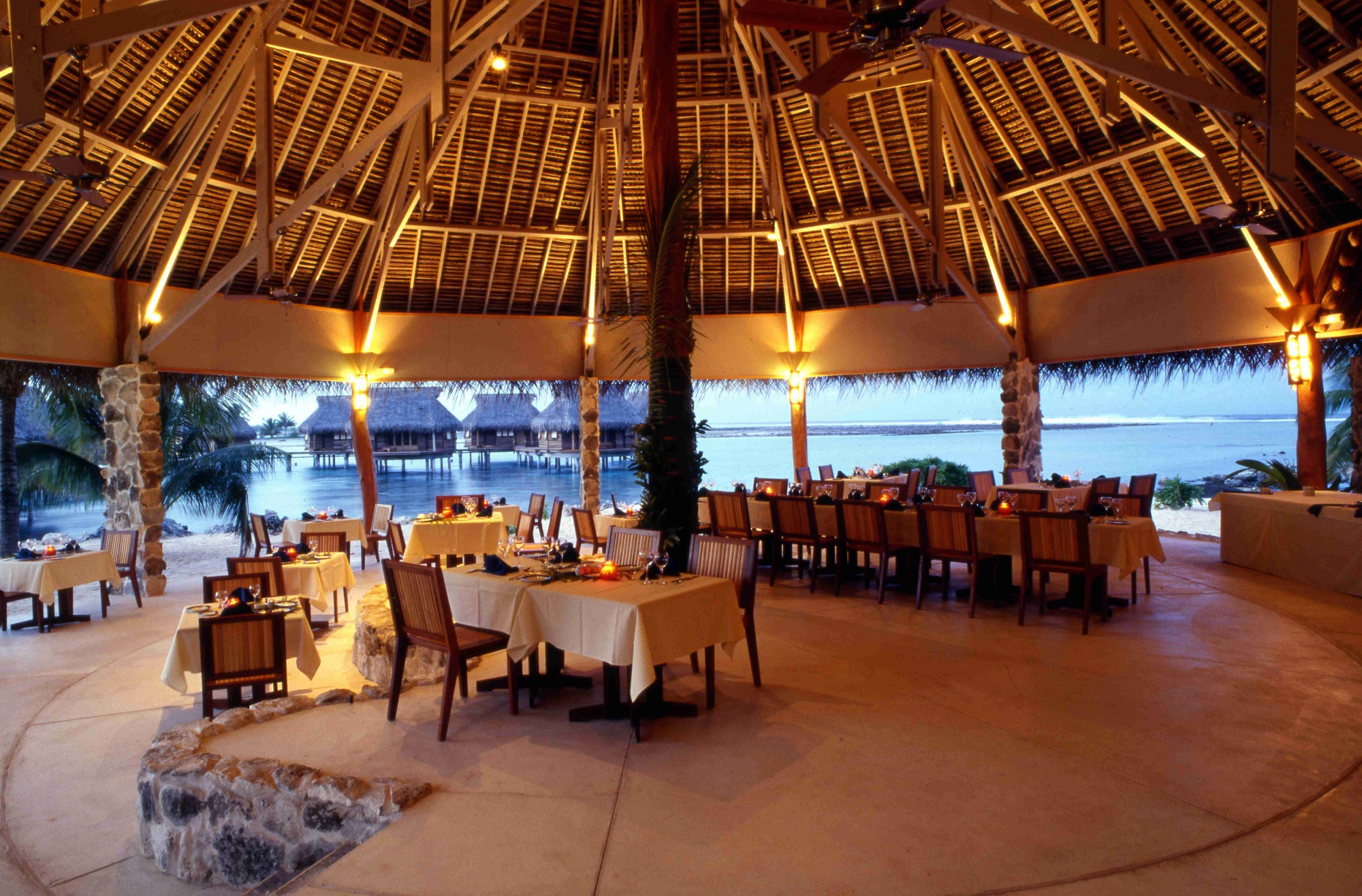 https://tahititourisme.com.br/wp-content/uploads/2021/10/Tikehau-Pearl-Beach-Resort-Restaurant-Pohero-Copie.jpg