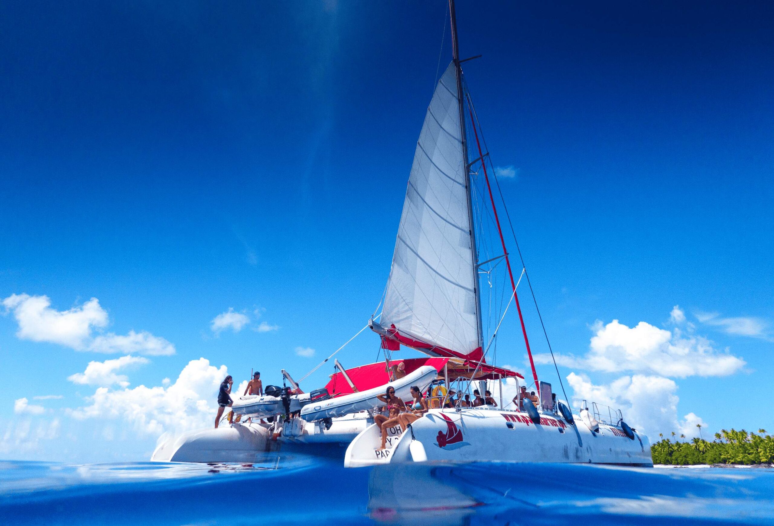 https://tahititourisme.com.br/wp-content/uploads/2021/12/Excursion-journee-Tetiaroa-depart-Tahiti-Poe-Charter-Maxi-catamaran-Polynesie-francaise-location-catamaran-compressed-scaled.jpg
